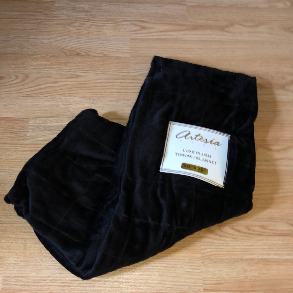 Artesia Home luxe plush blanket- black